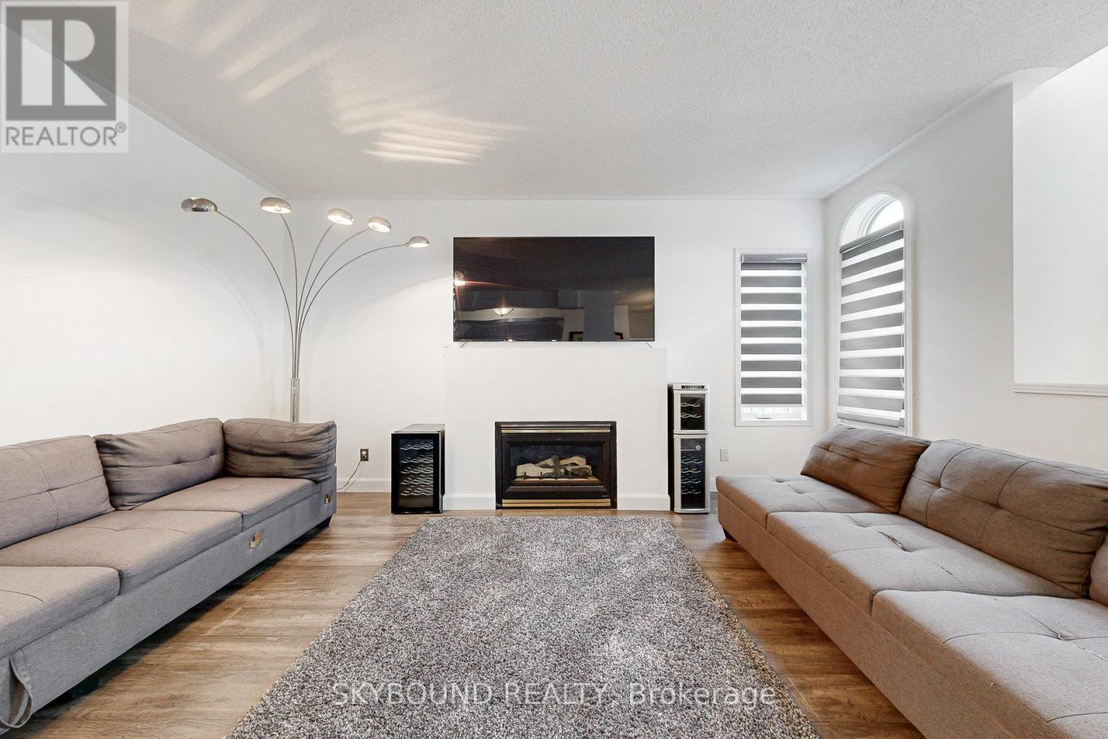 26 Bushberry Road, Brampton (Snelgrove), Ontario  L7A 1L3 - Photo 7 - W12633622