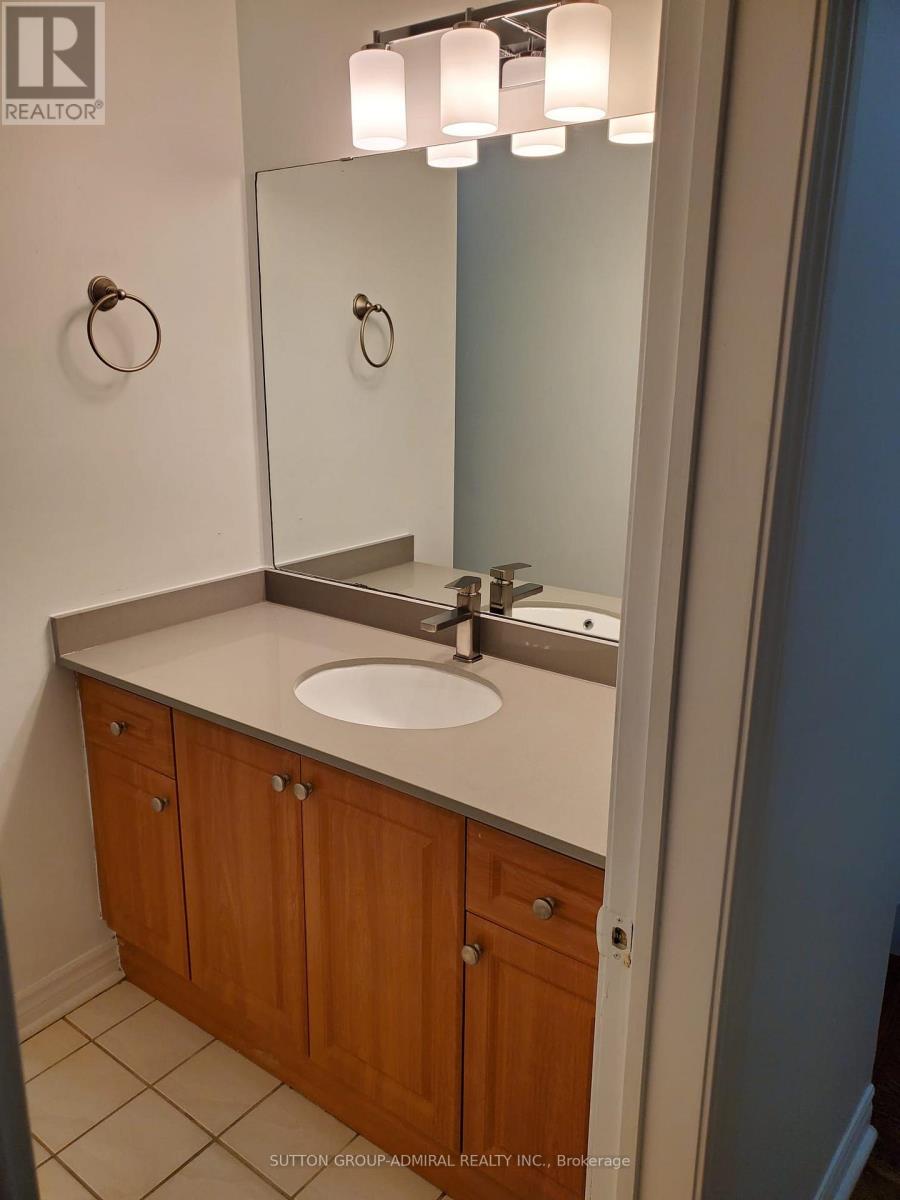 7 Townhouse Crescent, Brampton (Brampton East), Ontario  L6W 3C5 - Photo 10 - W12633728