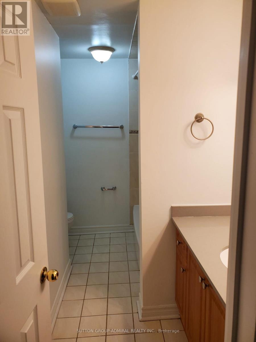 7 Townhouse Crescent, Brampton (Brampton East), Ontario  L6W 3C5 - Photo 17 - W12633728