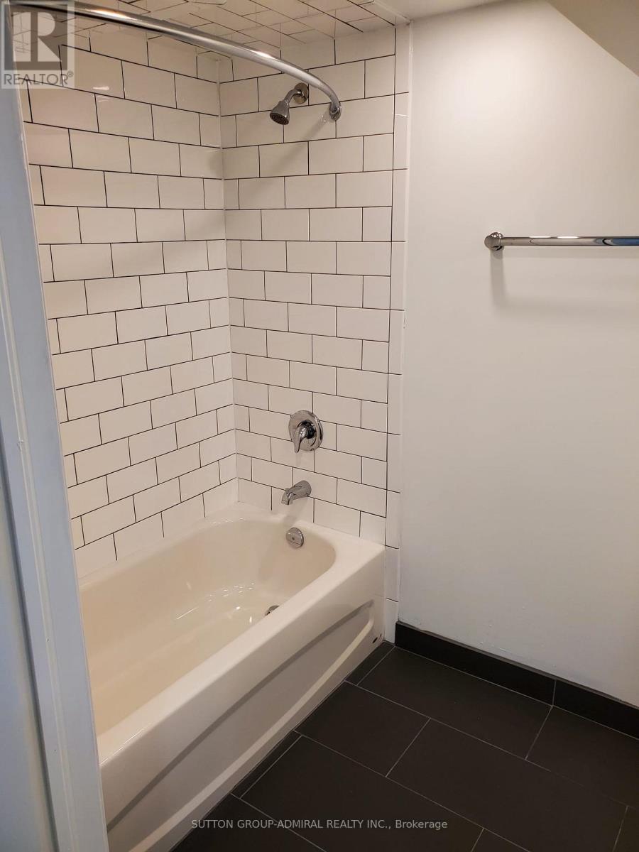 7 Townhouse Crescent, Brampton (Brampton East), Ontario  L6W 3C5 - Photo 18 - W12633728