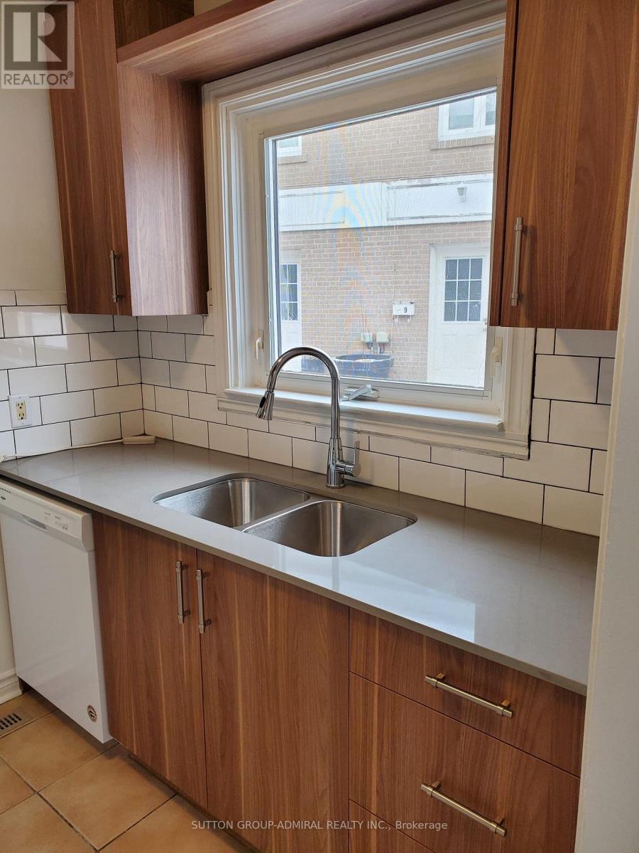 7 Townhouse Crescent, Brampton (Brampton East), Ontario  L6W 3C5 - Photo 2 - W12633728