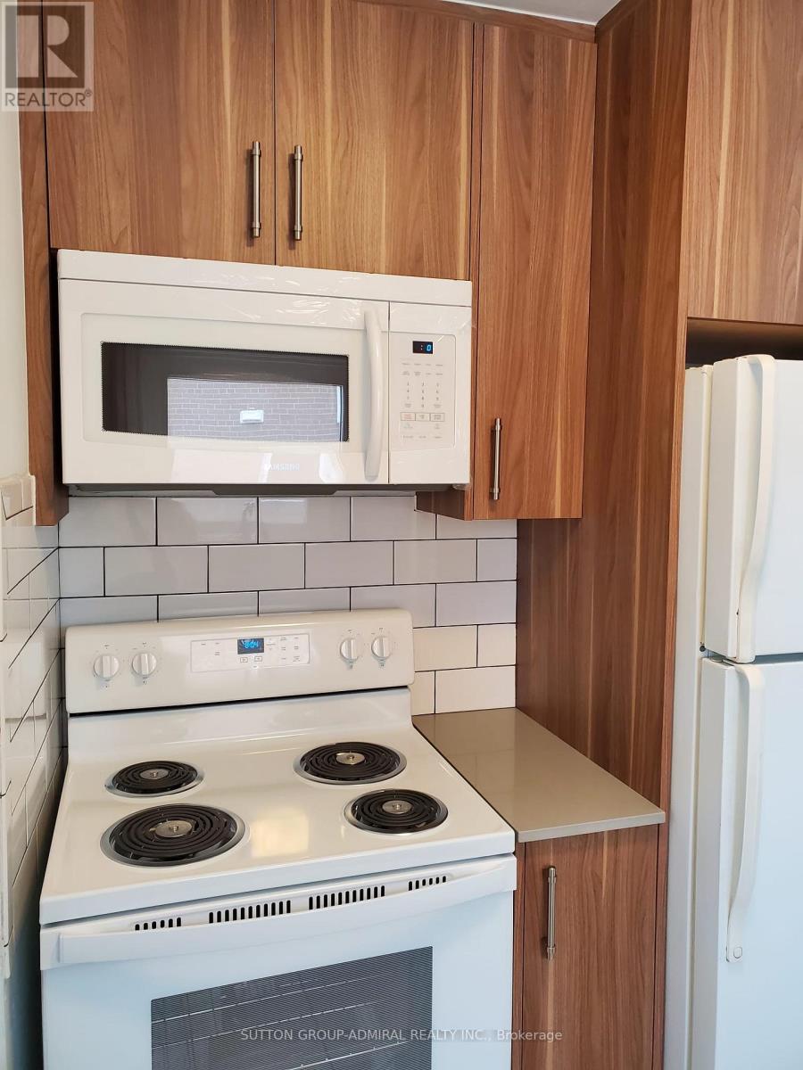 7 Townhouse Crescent, Brampton (Brampton East), Ontario  L6W 3C5 - Photo 3 - W12633728