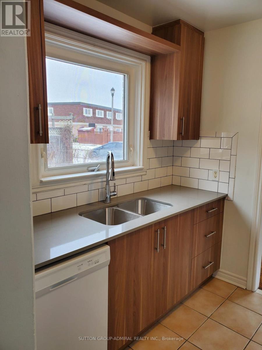 7 Townhouse Crescent, Brampton (Brampton East), Ontario  L6W 3C5 - Photo 4 - W12633728