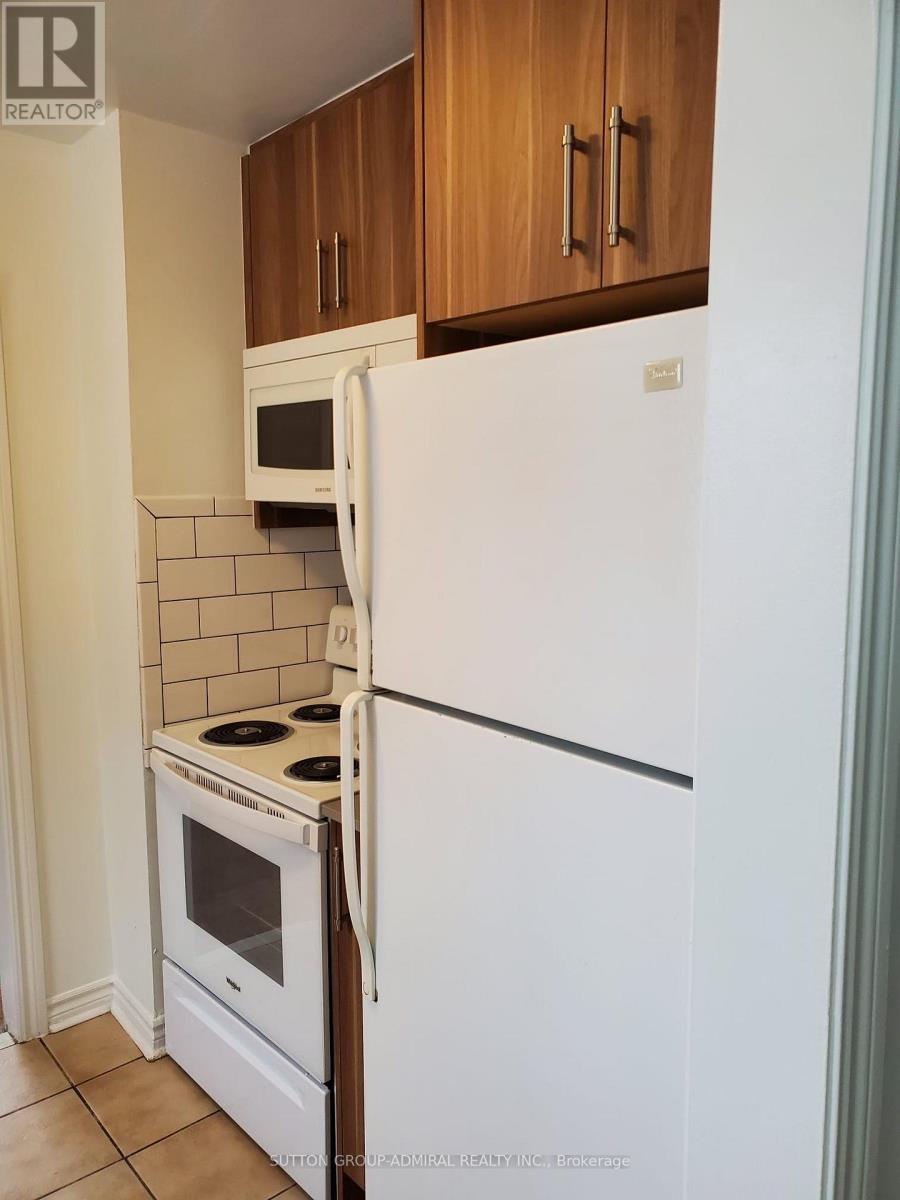 7 Townhouse Crescent, Brampton (Brampton East), Ontario  L6W 3C5 - Photo 5 - W12633728