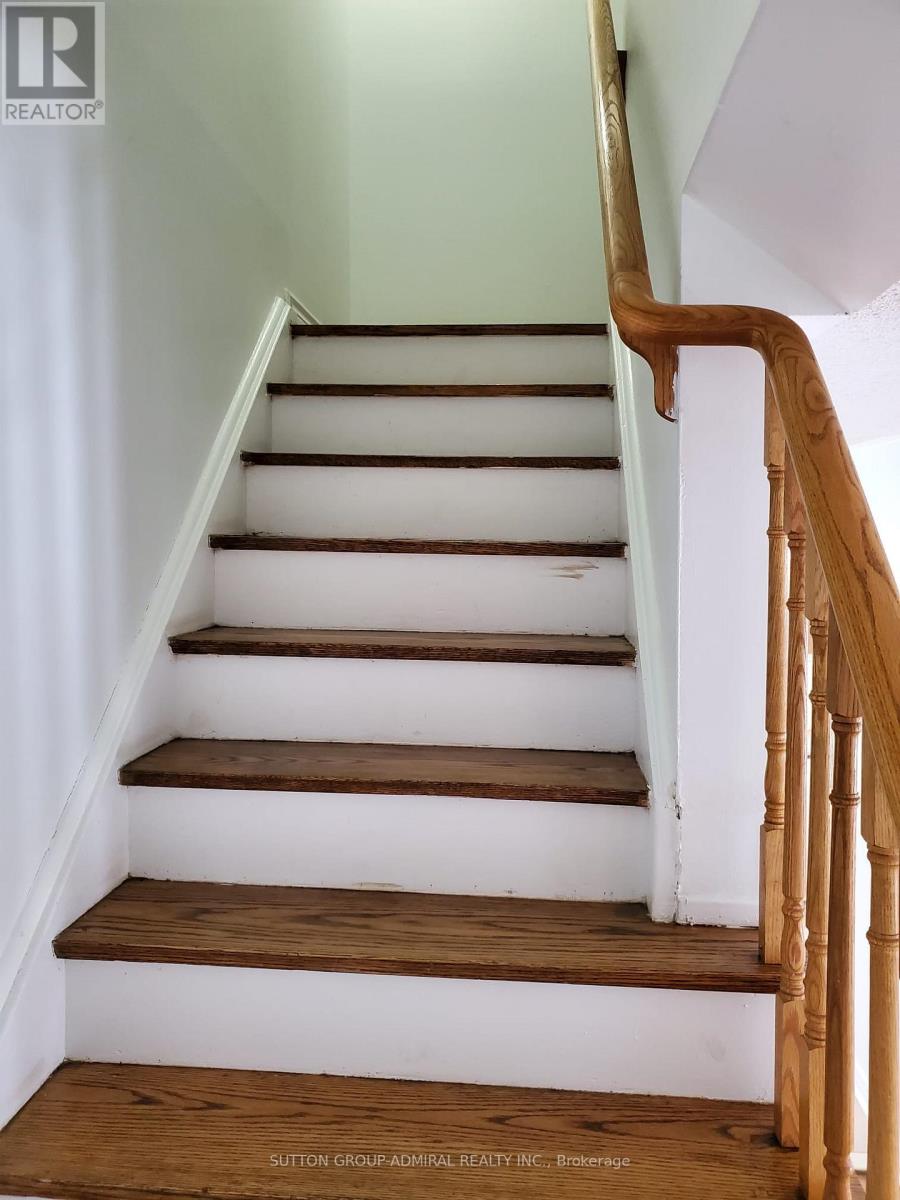 7 Townhouse Crescent, Brampton (Brampton East), Ontario  L6W 3C5 - Photo 7 - W12633728