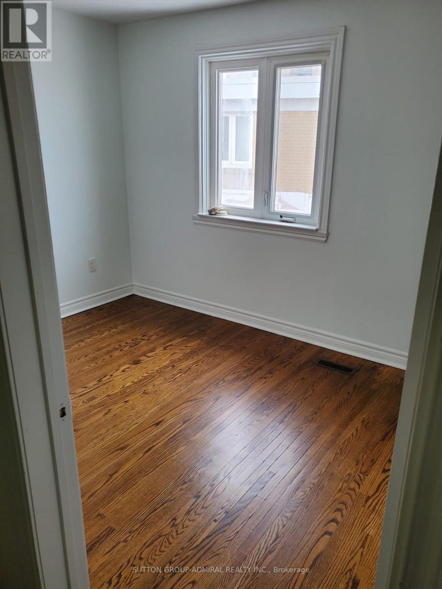 7 Townhouse Crescent, Brampton (Brampton East), Ontario  L6W 3C5 - Photo 8 - W12633728