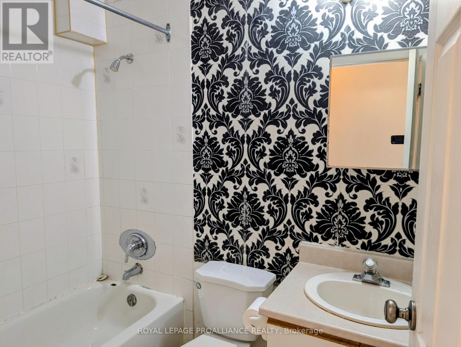 204 - 328 Aylmer Street N, Peterborough, Ontario  K9H 3V6 - Photo 7 - X12633774