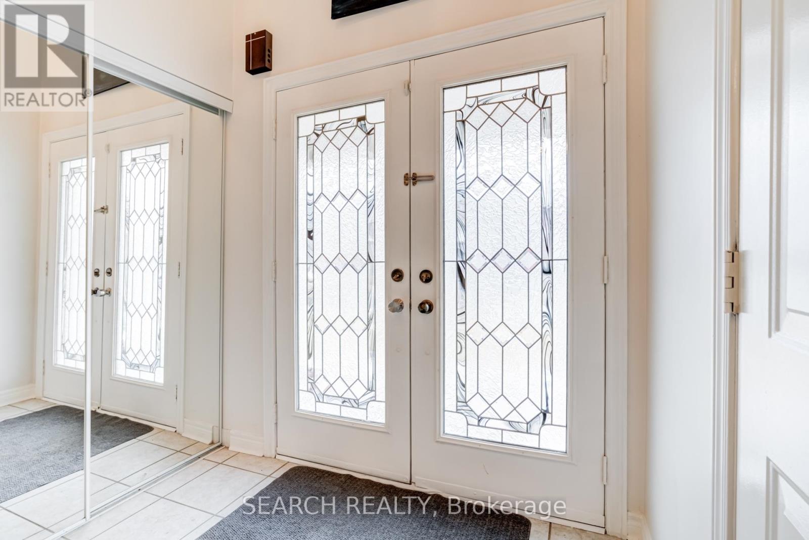 19 Treeline Boulevard, Brampton, Ontario L6P 1C5 - Photo 2 - W12549506