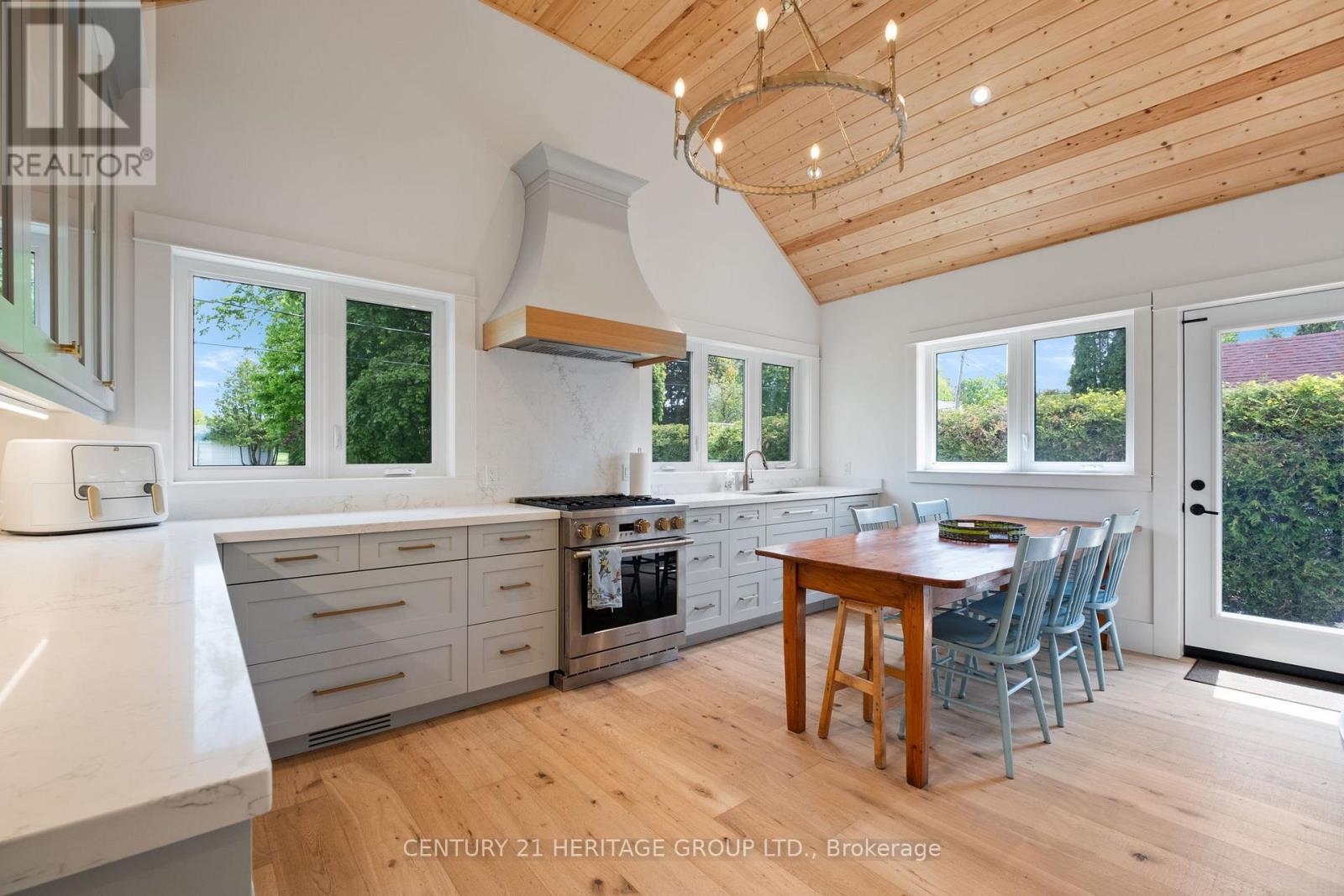 911 Lake Drive N, Georgina (Historic Lakeshore Communities), Ontario  L4P 3E9 - Photo 13 - N12633758