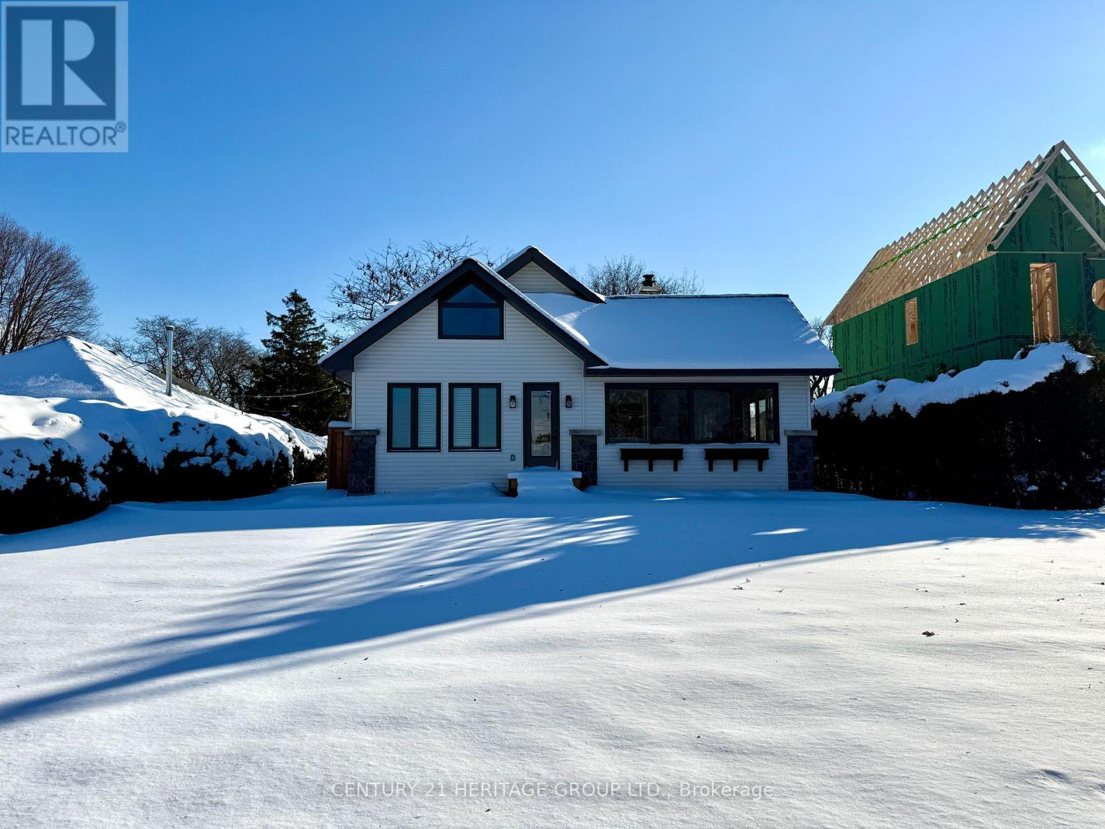 911 Lake Drive N, Georgina (Historic Lakeshore Communities), Ontario  L4P 3E9 - Photo 2 - N12633758