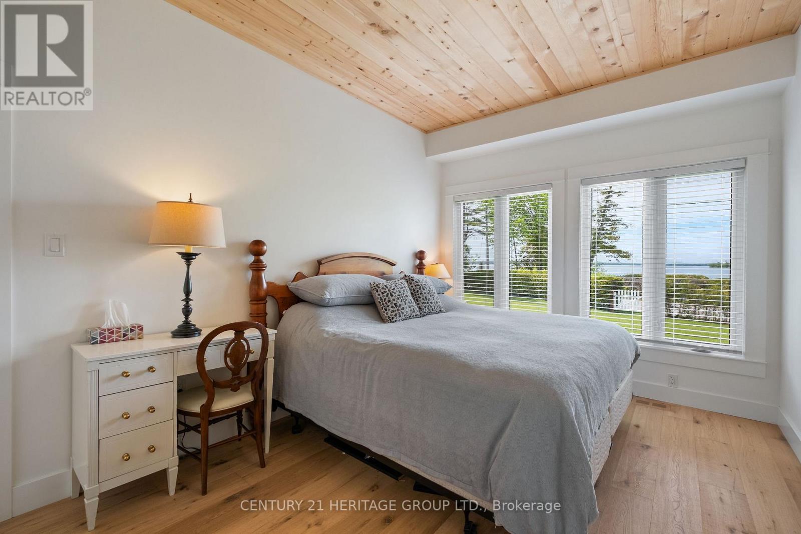 911 Lake Drive N, Georgina (Historic Lakeshore Communities), Ontario  L4P 3E9 - Photo 21 - N12633758