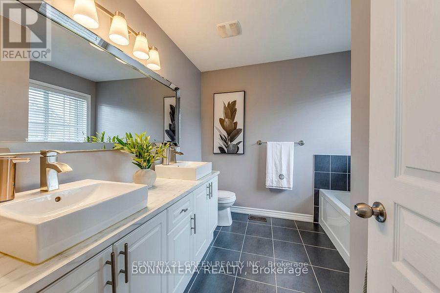 654 Murray Meadows Place, Milton (Cl Clarke), Ontario  L9T 8L9 - Photo 13 - W12633772