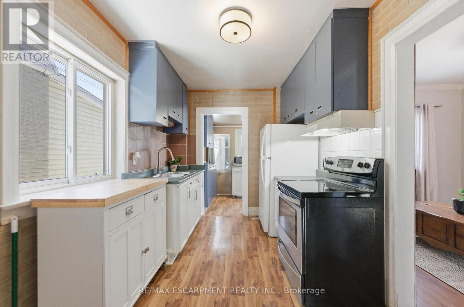 24 Mahoney Avenue, Toronto, Ontario  M6M 2H4 - Photo 11 - W12633788