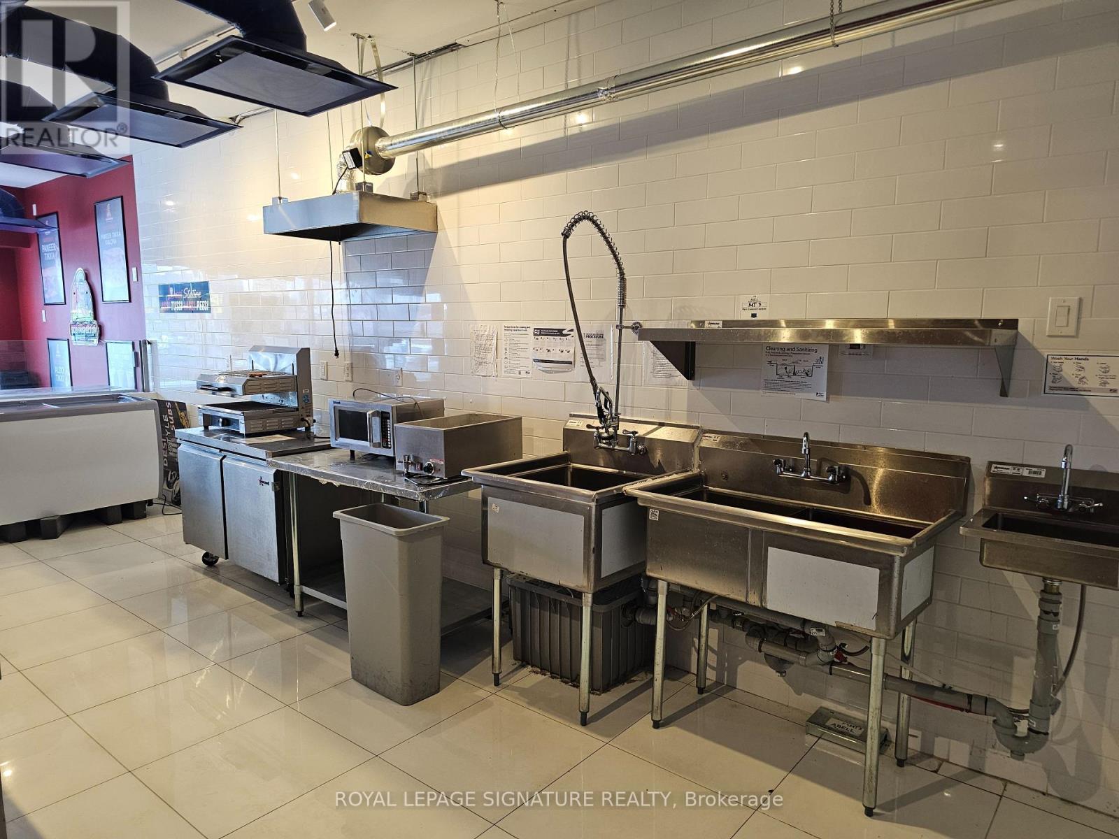 244 Queen Street E, Brampton (Queen Street Corridor), Ontario  L6V 1B8 - Photo 6 - W12633802