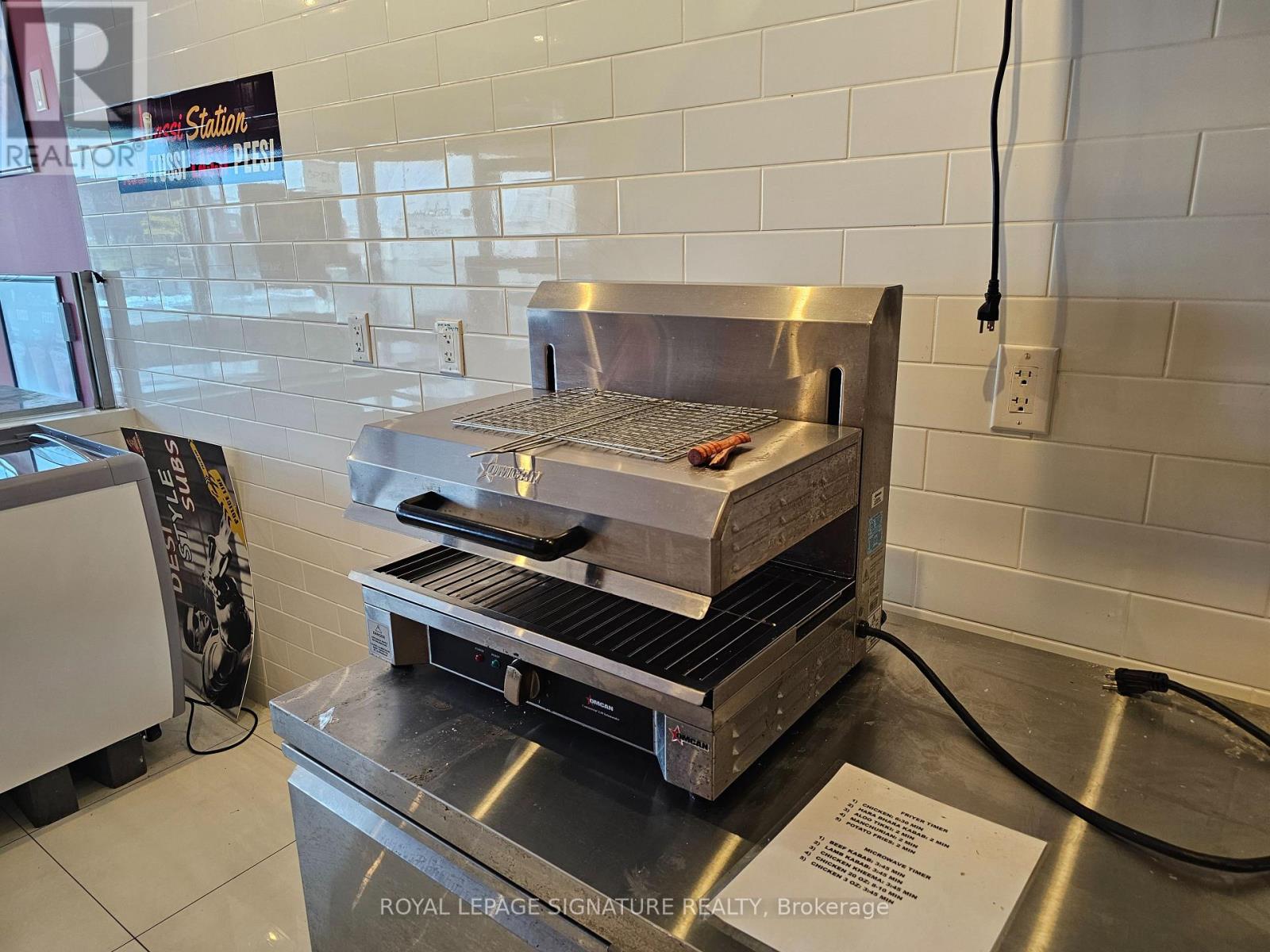 244 Queen Street E, Brampton (Queen Street Corridor), Ontario  L6V 1B8 - Photo 9 - W12633802