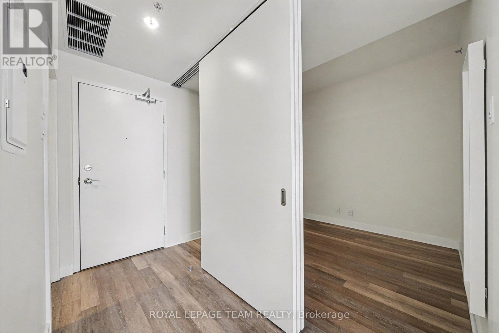 732 - 340 Mcleod Street, Ottawa, Ontario  K2P 1A4 - Photo 2 - X12633846