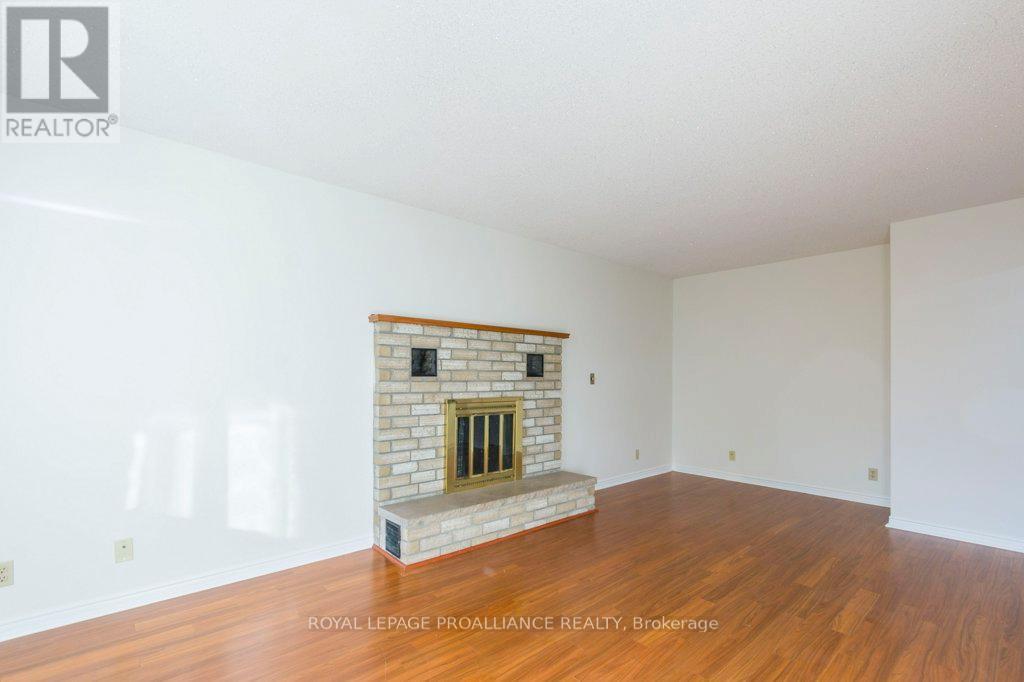 37 Dungannon Drive, Belleville (Belleville Ward), Ontario  K8P 5E7 - Photo 18 - X12491006