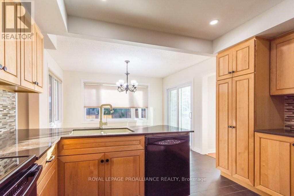 37 Dungannon Drive, Belleville (Belleville Ward), Ontario  K8P 5E7 - Photo 15 - X12491006