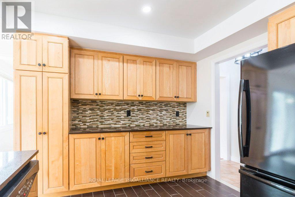 37 Dungannon Drive, Belleville (Belleville Ward), Ontario  K8P 5E7 - Photo 16 - X12491006