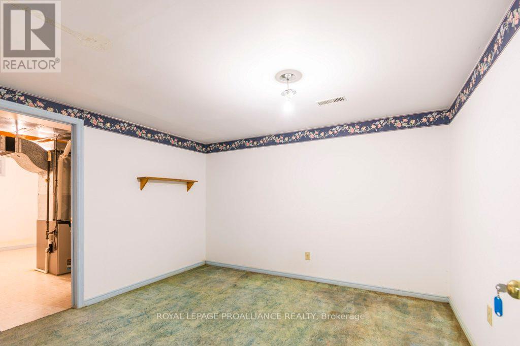 37 Dungannon Drive, Belleville (Belleville Ward), Ontario  K8P 5E7 - Photo 35 - X12491006