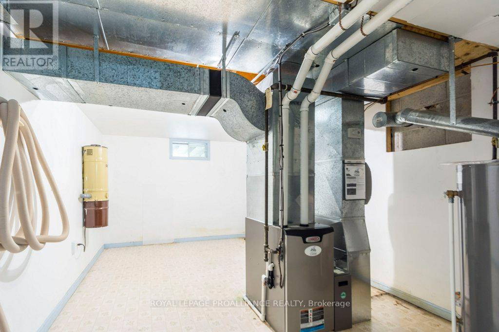 37 Dungannon Drive, Belleville (Belleville Ward), Ontario  K8P 5E7 - Photo 36 - X12491006