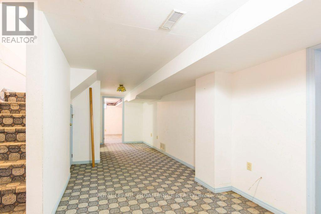 37 Dungannon Drive, Belleville (Belleville Ward), Ontario  K8P 5E7 - Photo 34 - X12491006