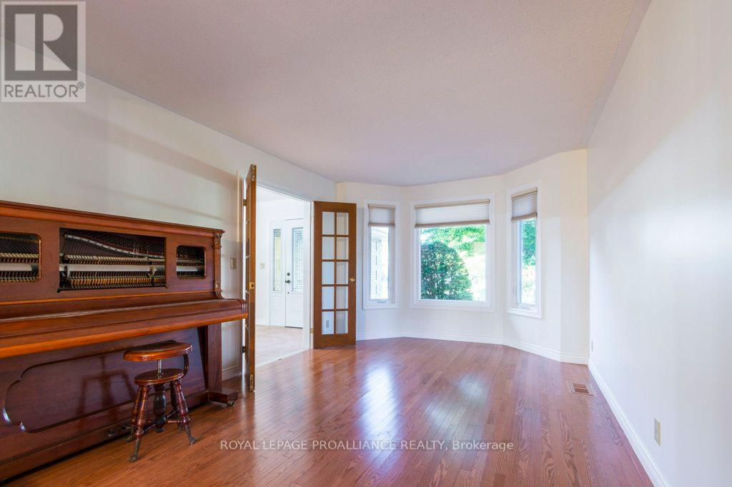 37 Dungannon Drive, Belleville (Belleville Ward), Ontario  K8P 5E7 - Photo 9 - X12491006