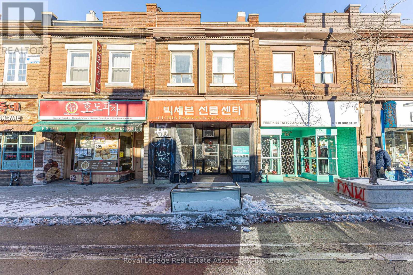 654 BLOOR STREET W, Toronto, Ontario