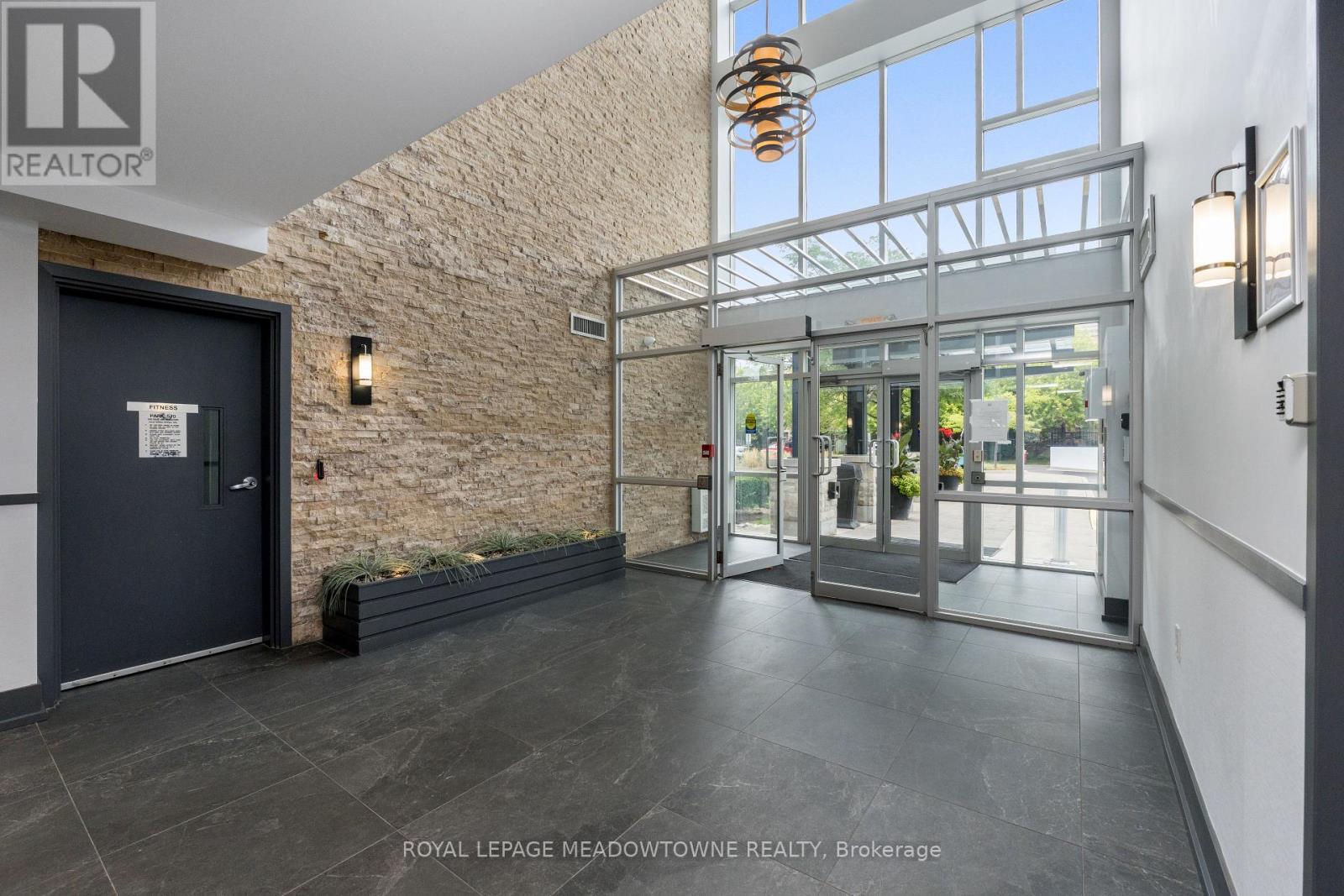 125 - 570 Lolita Gardens, Mississauga, Ontario  L5A 0A1 - Photo 4 - W12453713