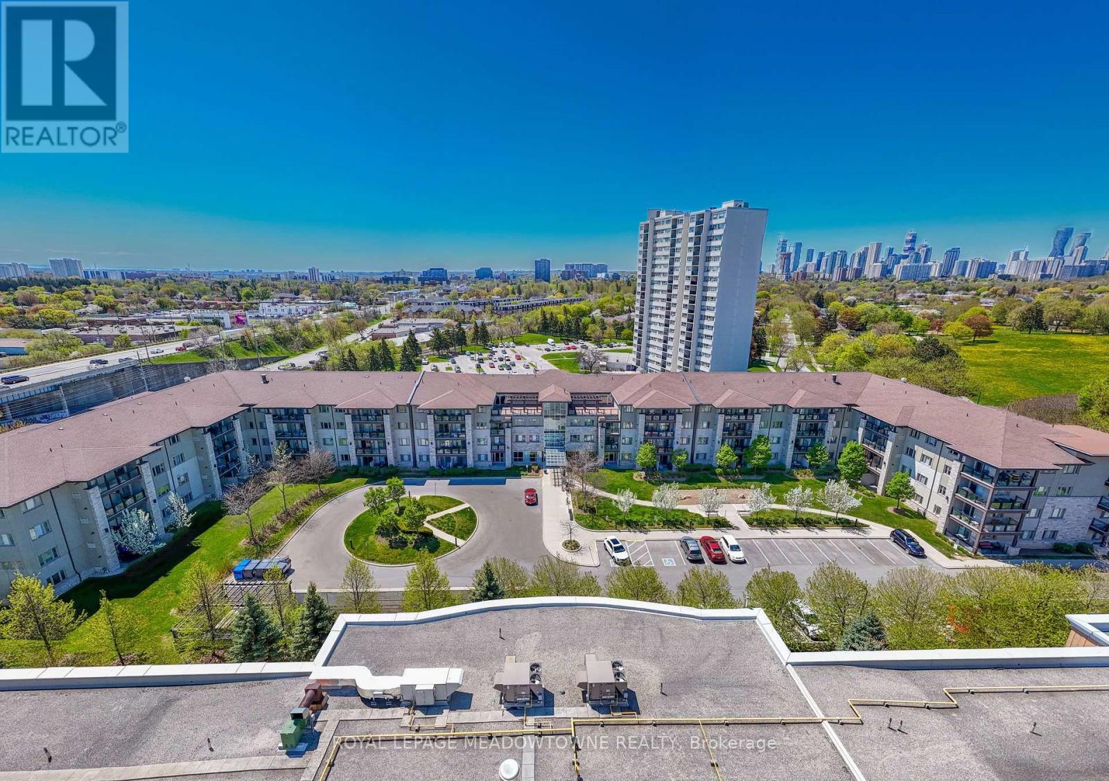 125 - 570 Lolita Gardens, Mississauga, Ontario  L5A 0A1 - Photo 2 - W12453713