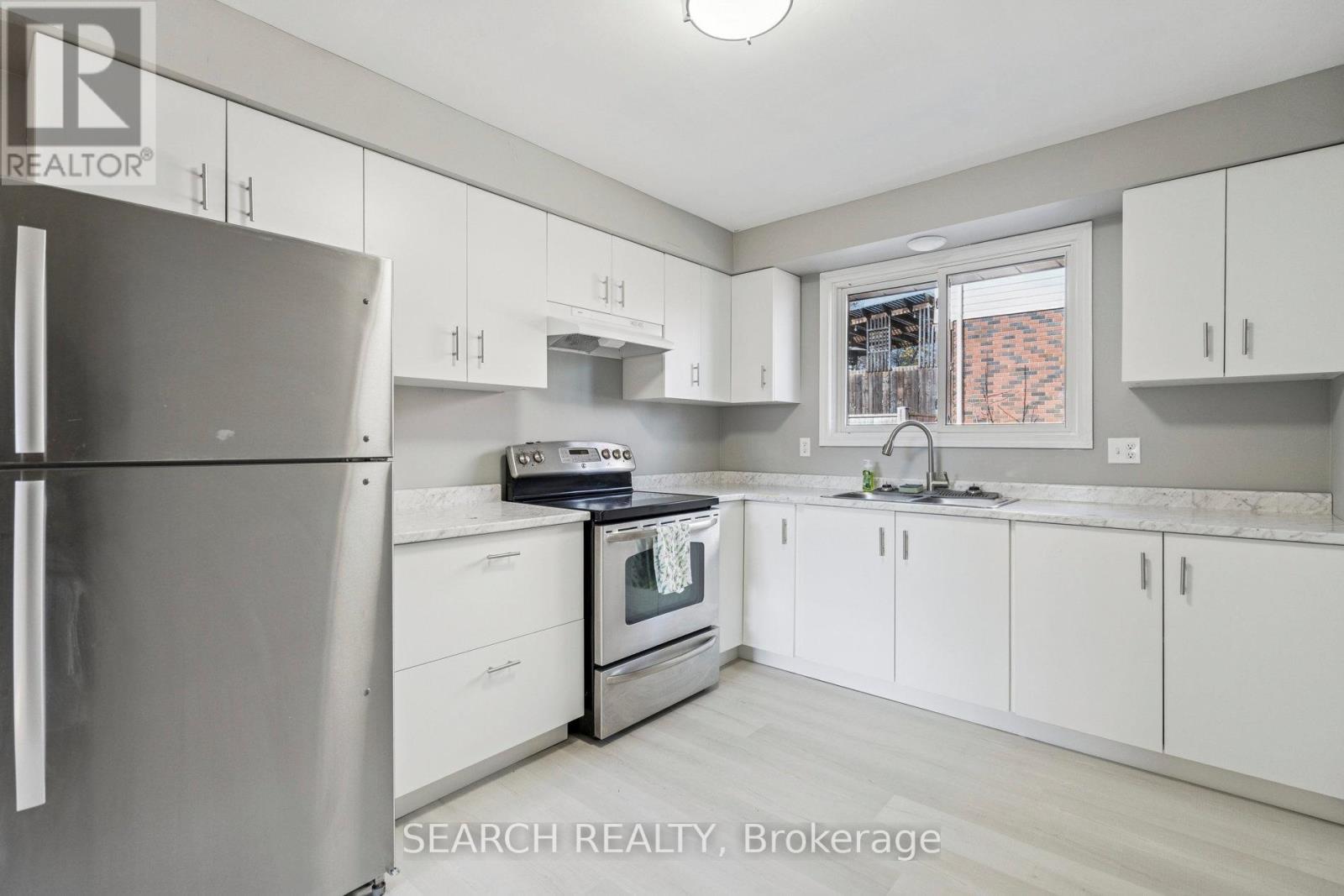 16 Green Meadow Way, Hamilton, Ontario  L9H 3Z3 - Photo 8 - X12553128