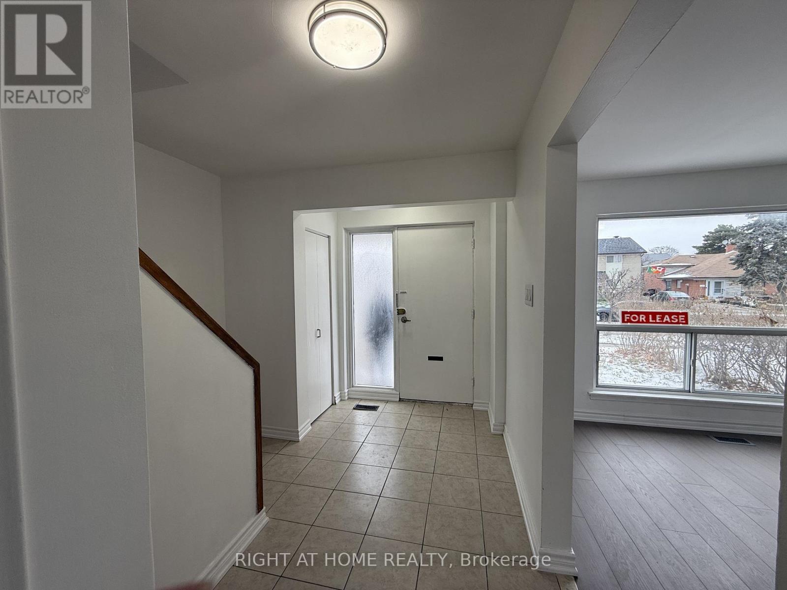 12 Felan Crescent, Toronto, Ontario  M9V 3A3 - Photo 4 - W12633836