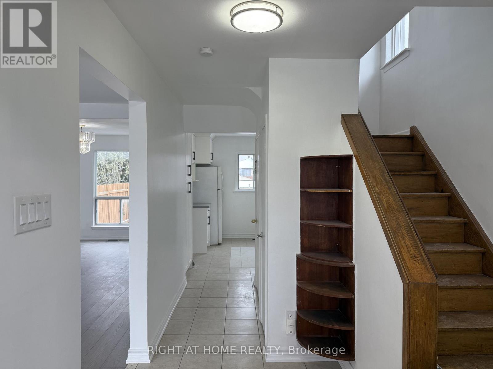 12 Felan Crescent, Toronto, Ontario  M9V 3A3 - Photo 5 - W12633836