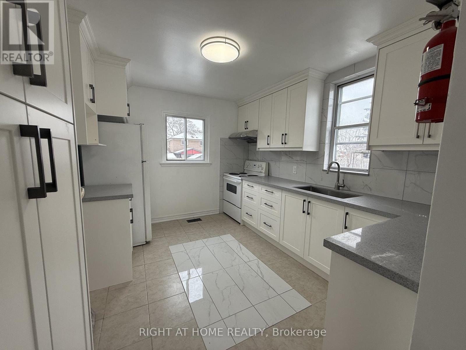 12 Felan Crescent, Toronto, Ontario  M9V 3A3 - Photo 8 - W12633836