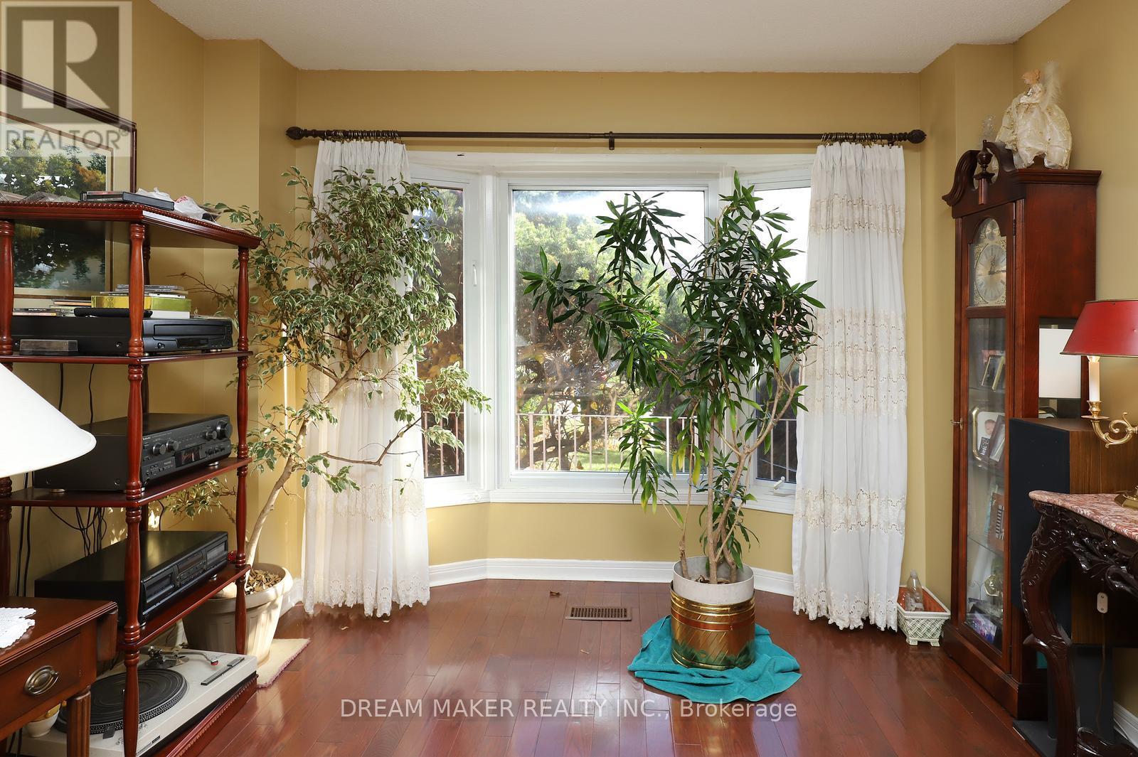 4272 Wakefield Crescent, Mississauga, Ontario  L5C 4M4 - Photo 8 - W12633920