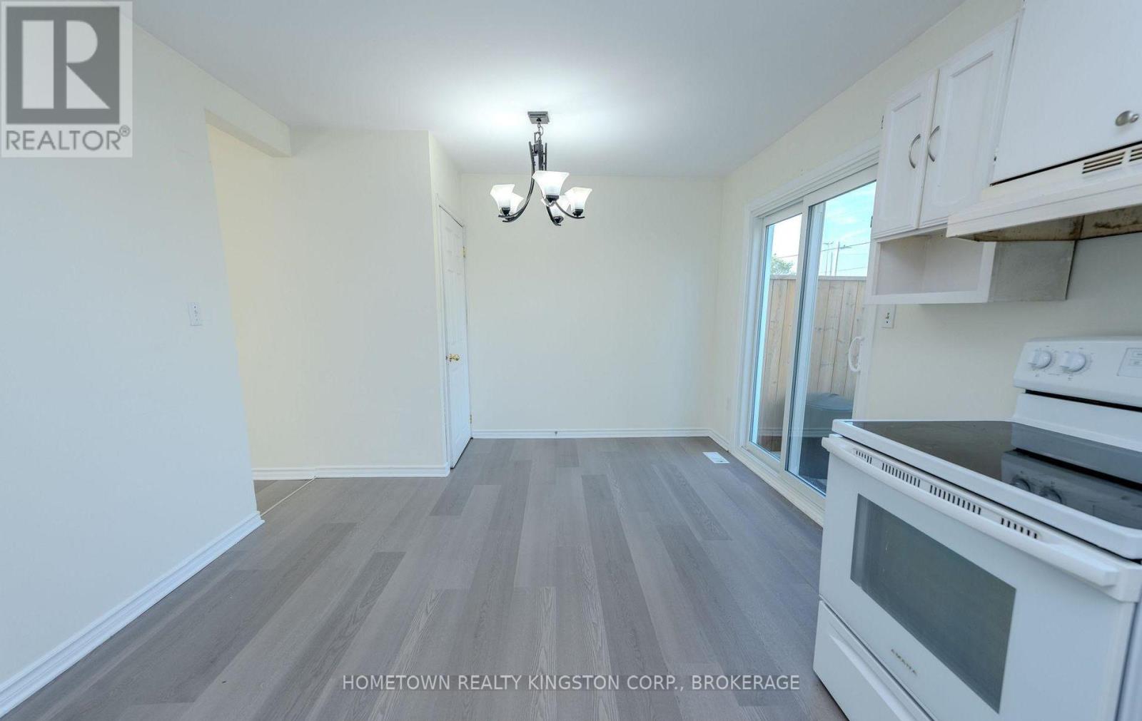 983 Oakview Avenue, Kingston, Ontario K7M 6W9 - Photo 7 - X12634040