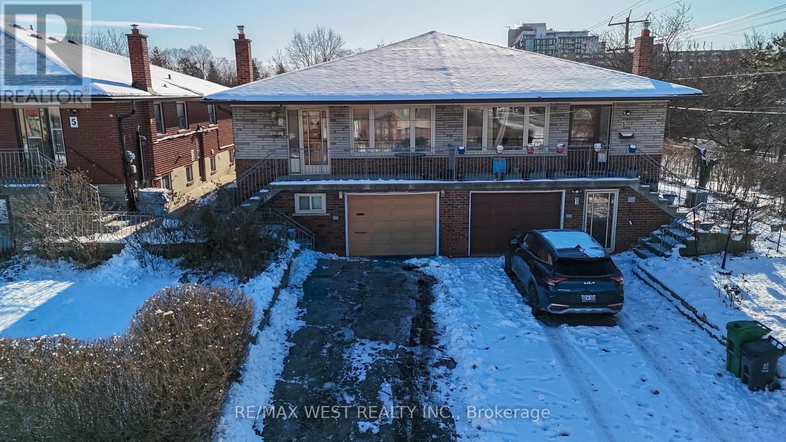 <div class="slider-price">$849,900</div><p>3 Lakeland Drive, Toronto, Ontario</p>