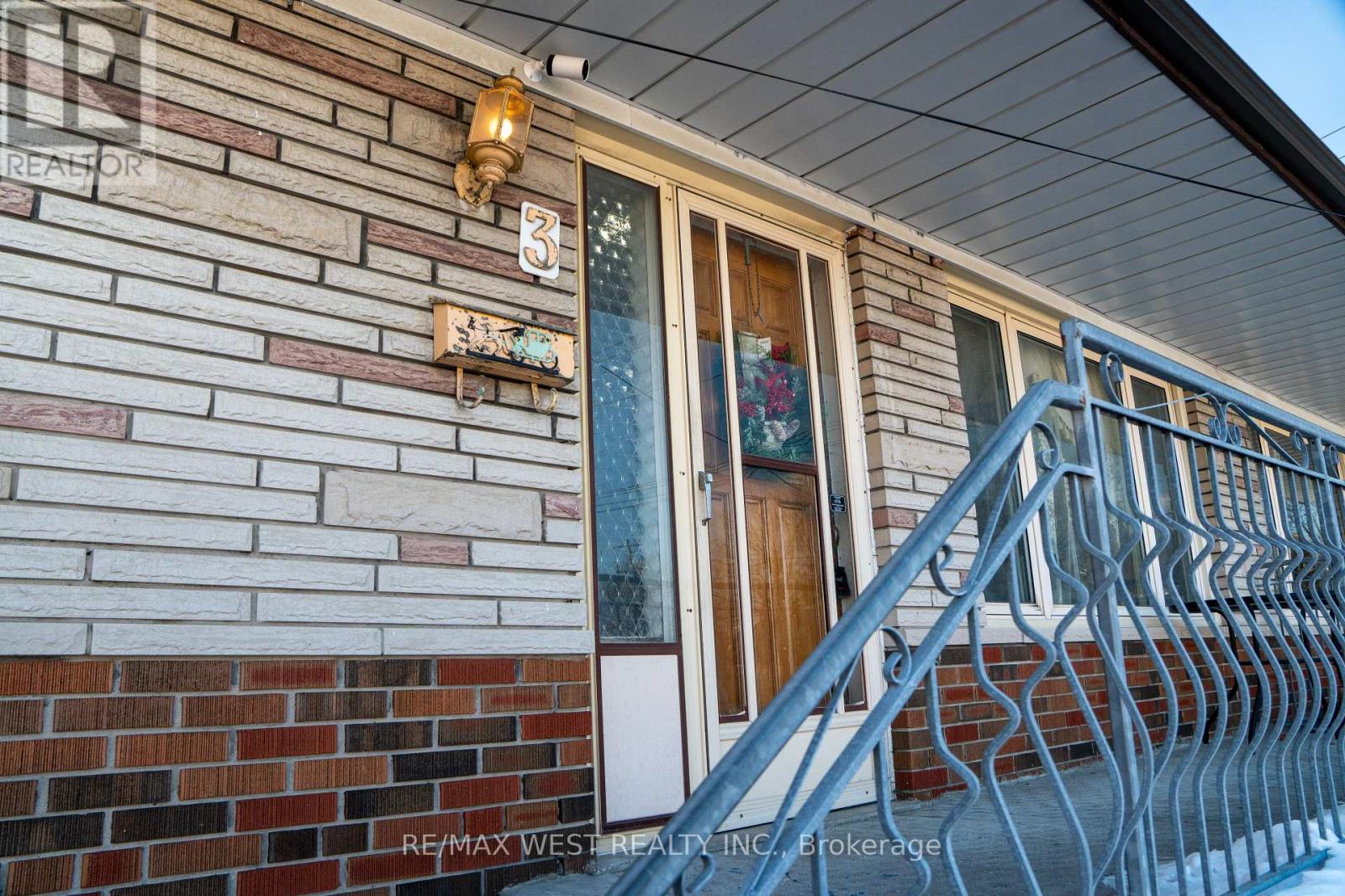 3 Lakeland Drive, Toronto, Ontario  M9V 1M8 - Photo 4 - W12630998