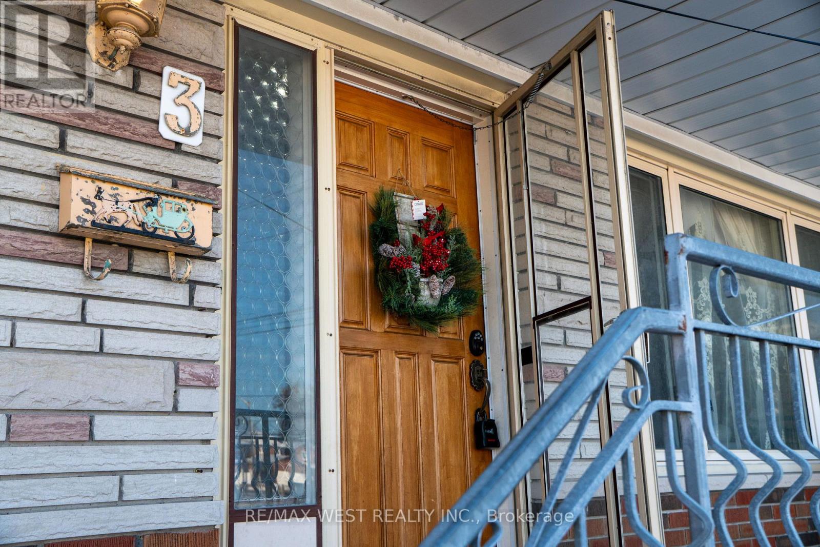 3 Lakeland Drive, Toronto, Ontario  M9V 1M8 - Photo 8 - W12630998