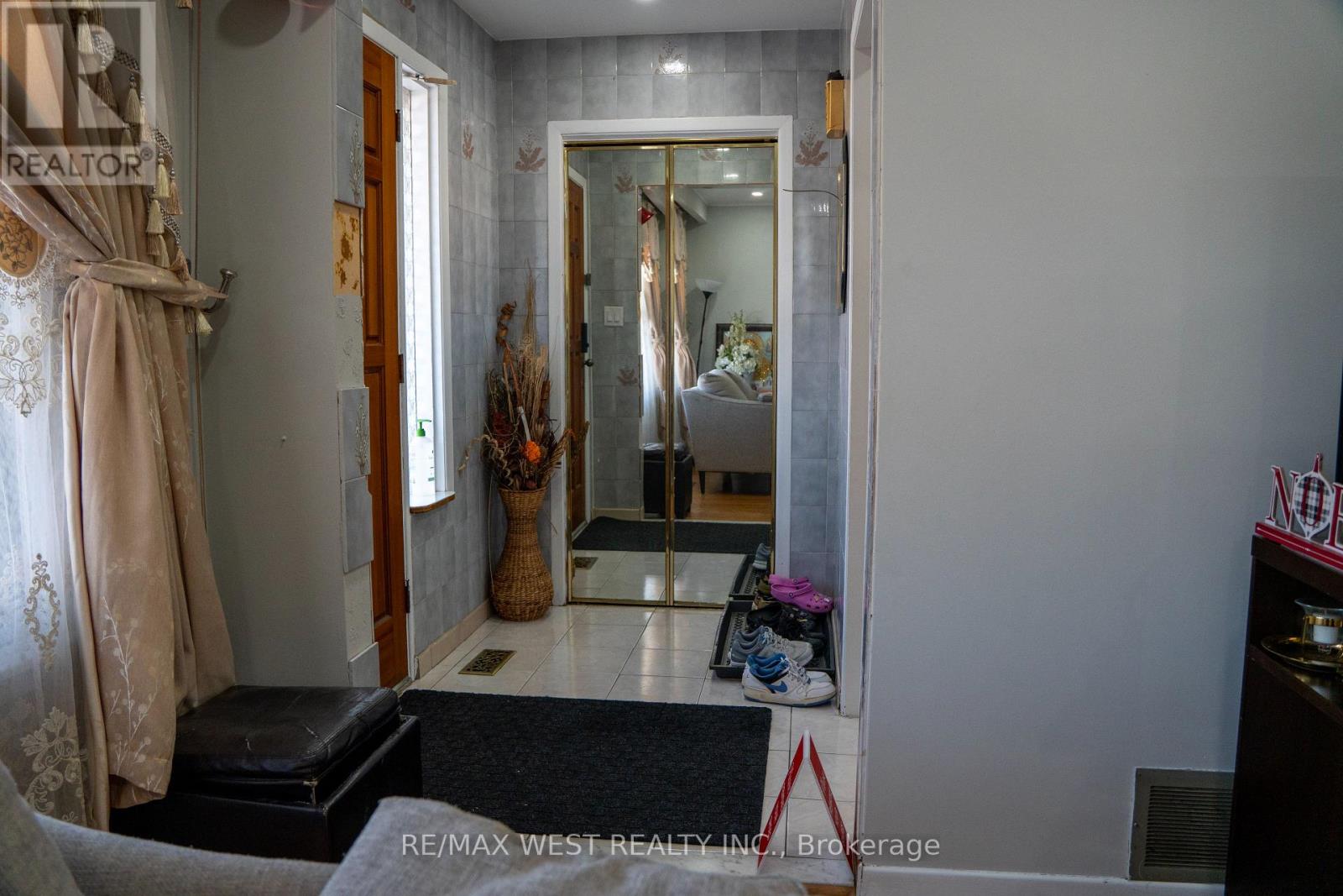 3 Lakeland Drive, Toronto, Ontario  M9V 1M8 - Photo 9 - W12630998