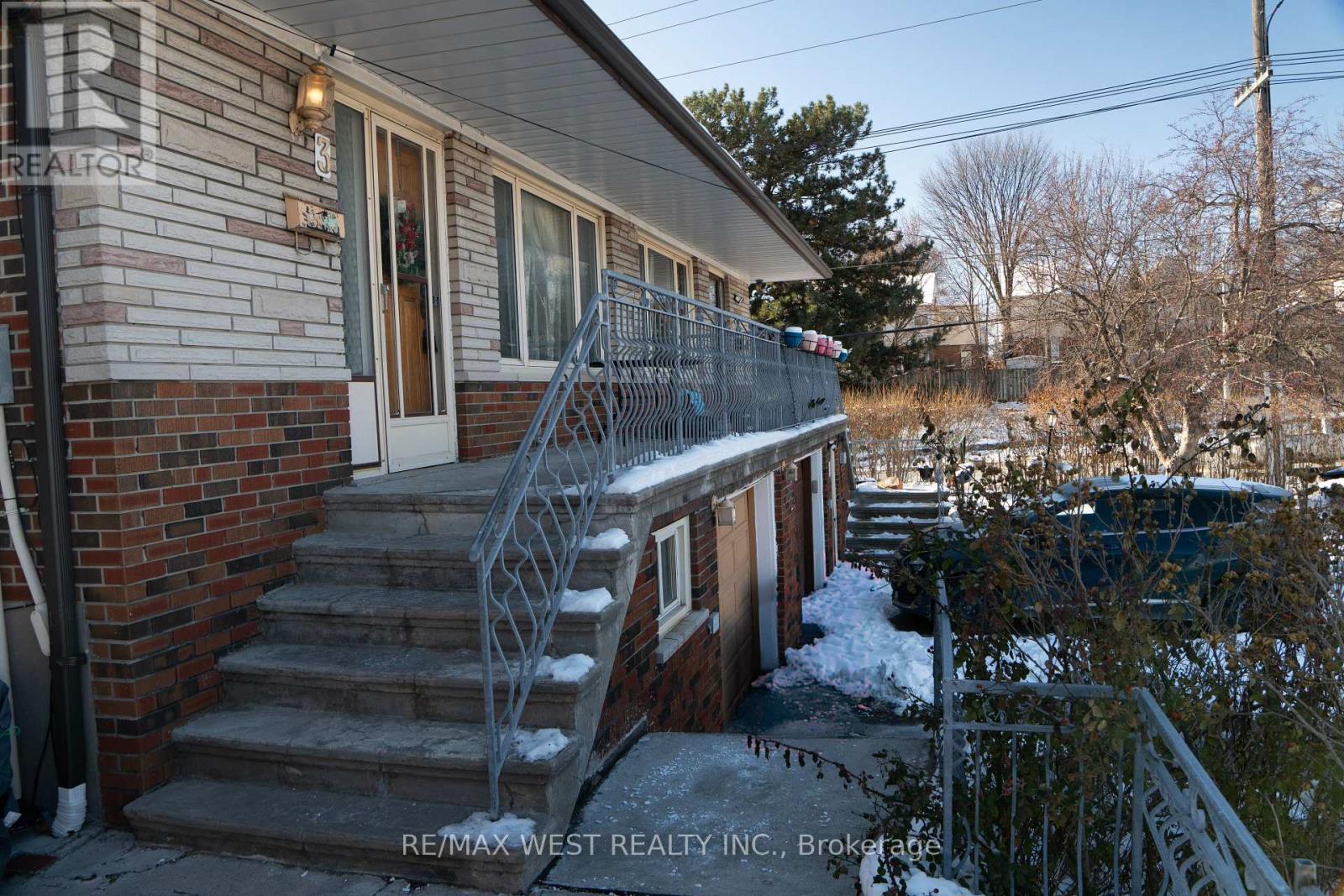 3 Lakeland Drive, Toronto, Ontario  M9V 1M8 - Photo 5 - W12630998