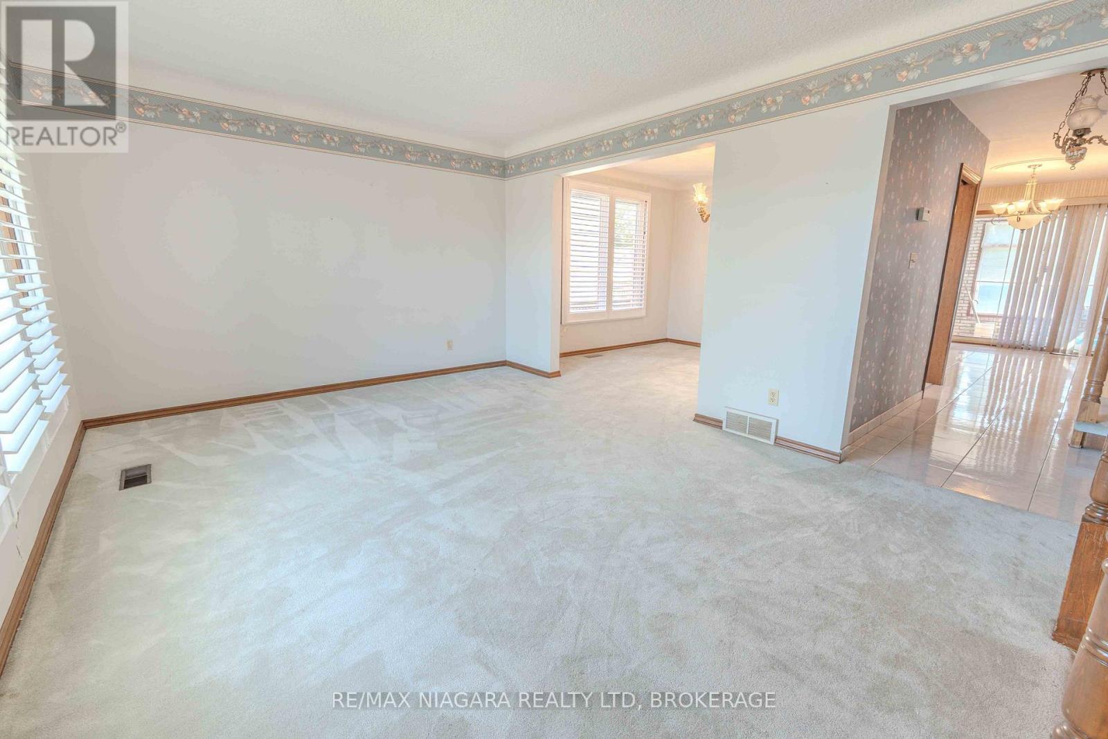 28 Tanera Crescent, St. Catharines (Carlton/bunting), Ontario  L2M 7K1 - Photo 4 - X12634058