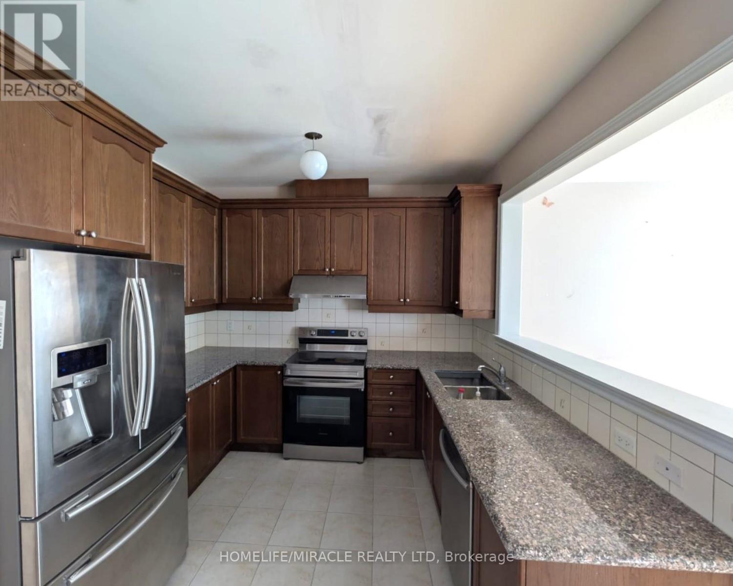 18 Alicewood Grove, Brampton (Sandringham-Wellington), Ontario  L6R 0X9 - Photo 3 - W12634038