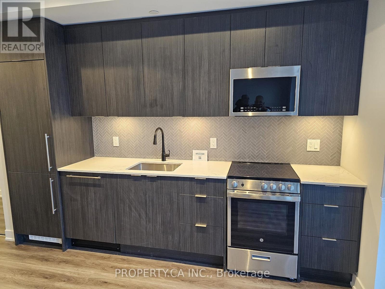 1204 - 430 Square One Drive E, Mississauga, Ontario  L5B 0R7 - Photo 4 - W12634046