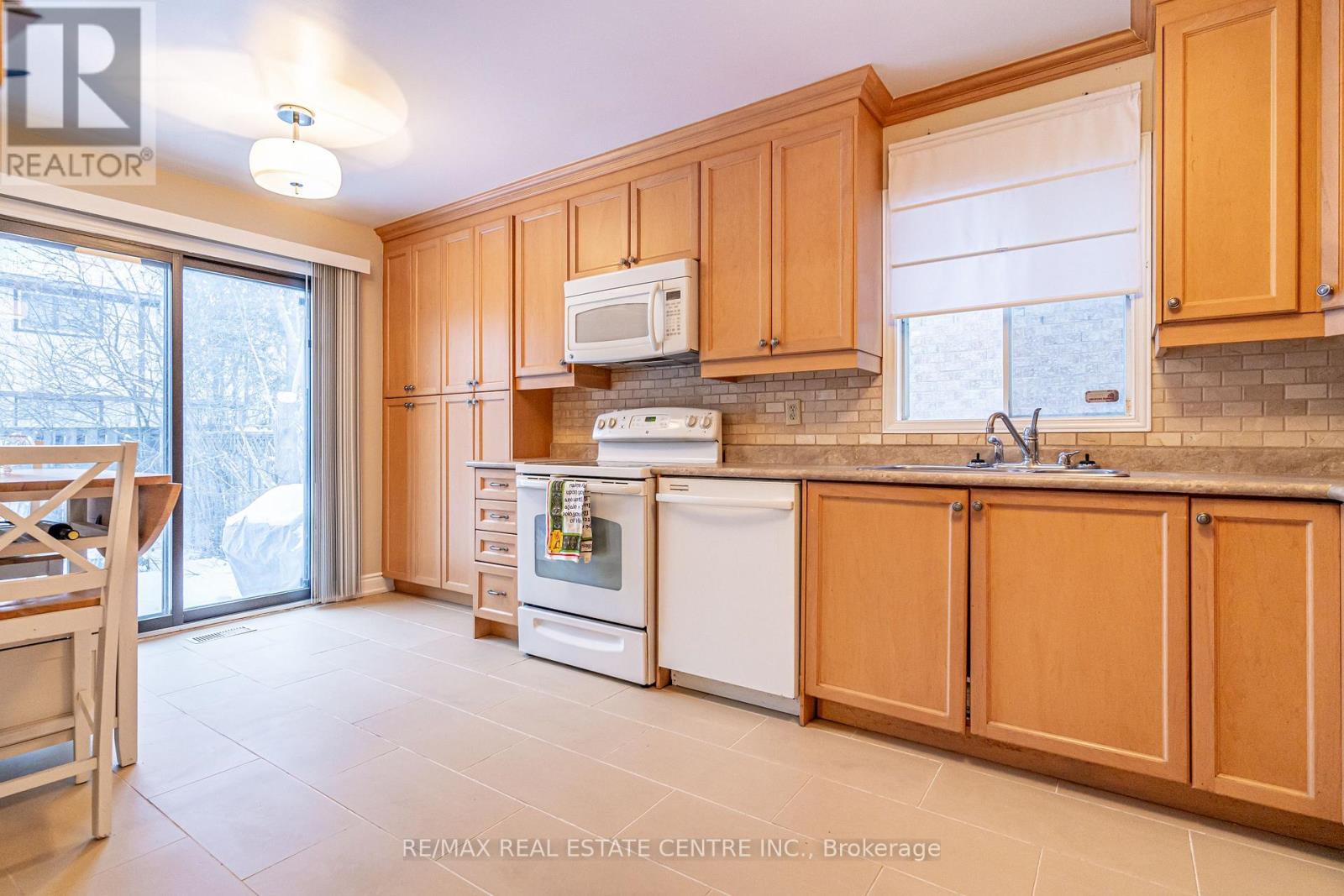 40 Cranmore Court, Brampton, Ontario  L6Z 2Z8 - Photo 9 - W12634054