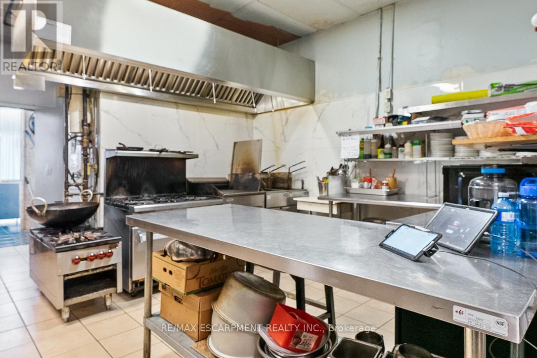 8 - 833 Westlock Road, Mississauga, Ontario  L5C 1X7 - Photo 3 - W12634066