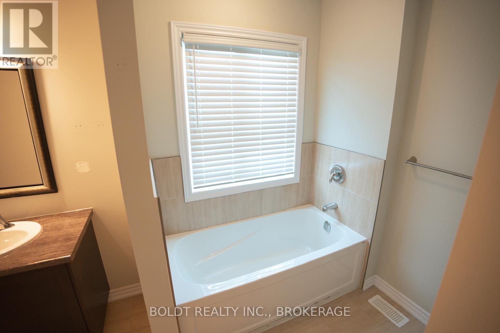 244 Bethune Avenue, Welland, Ontario  L3B 0H6 - Photo 27 - X12634096