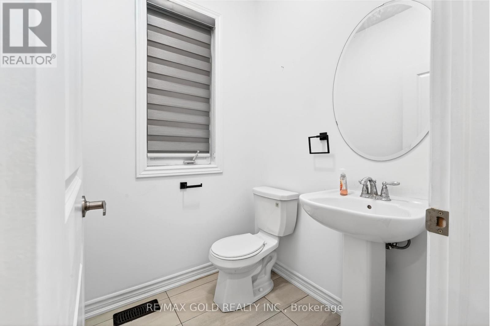 25 Eberly Woods Drive, Caledon, Ontario  L7C 4J2 - Photo 8 - W12617438