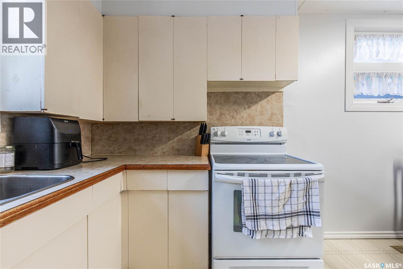 1114 6th Avenue Nw, Moose Jaw, Saskatchewan  S6H 4A6 - Photo 11 - SK025641