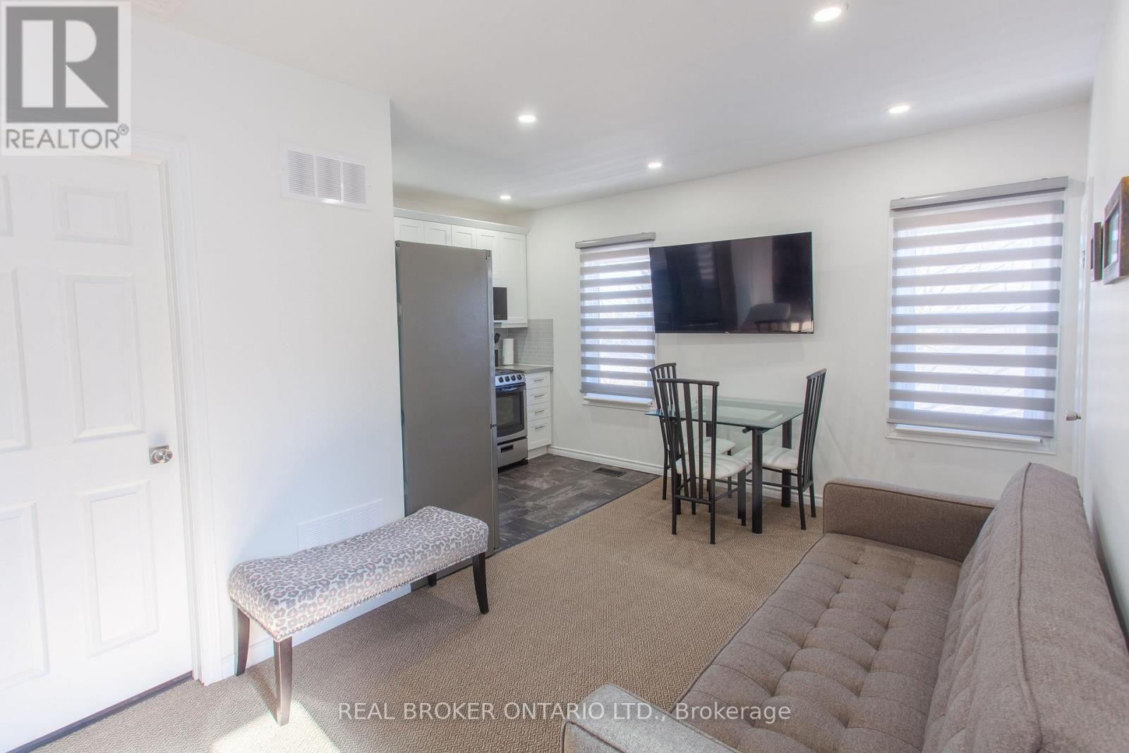 Upper - 231 Front Street S, Orillia, Ontario  L3V 4T1 - Photo 4 - S12634192